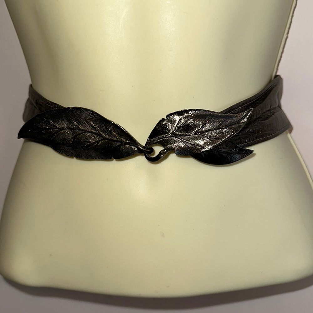 Vintage 80s/90s silvery/bronze‎ faux leather belt with metal leaf buckle